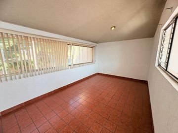 CASA MUY AMPLIA ENTRE PLAZA PATRIA Y LA SEATTLE