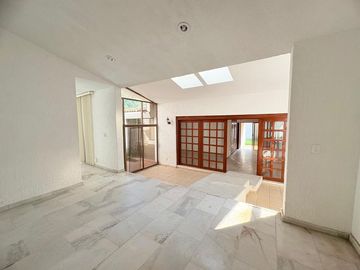 CASA MUY AMPLIA ENTRE PLAZA PATRIA Y LA SEATTLE