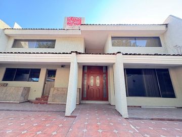 CASA MUY AMPLIA ENTRE PLAZA PATRIA Y LA SEATTLE