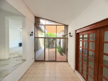 CASA MUY AMPLIA ENTRE PLAZA PATRIA Y LA SEATTLE