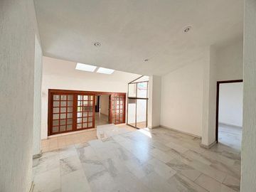 CASA MUY AMPLIA ENTRE PLAZA PATRIA Y LA SEATTLE