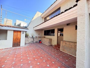 CASA MUY AMPLIA ENTRE PLAZA PATRIA Y LA SEATTLE