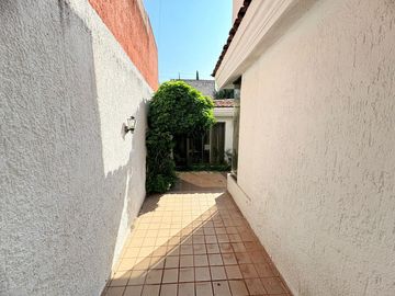 CASA MUY AMPLIA ENTRE PLAZA PATRIA Y LA SEATTLE