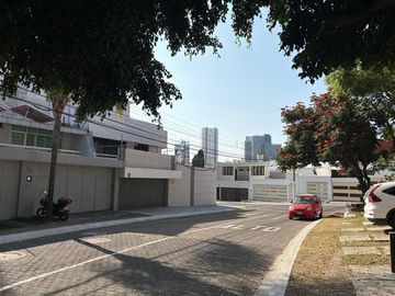 CASA MUY AMPLIA ENTRE PLAZA PATRIA Y LA SEATTLE