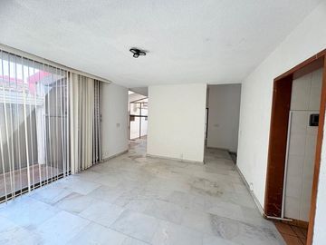 CASA MUY AMPLIA ENTRE PLAZA PATRIA Y LA SEATTLE