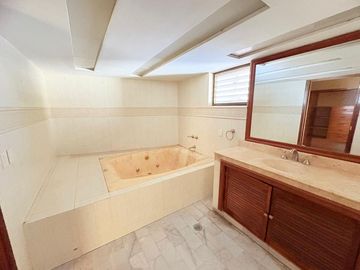 CASA MUY AMPLIA ENTRE PLAZA PATRIA Y LA SEATTLE