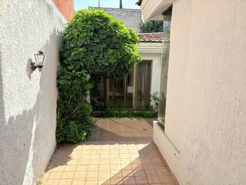 CASA MUY AMPLIA ENTRE PLAZA PATRIA Y LA SEATTLE
