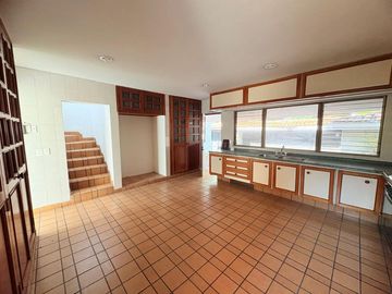 CASA MUY AMPLIA ENTRE PLAZA PATRIA Y LA SEATTLE