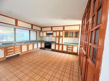 CASA MUY AMPLIA ENTRE PLAZA PATRIA Y LA SEATTLE