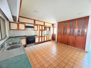 CASA MUY AMPLIA ENTRE PLAZA PATRIA Y LA SEATTLE