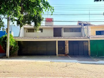 CASA MUY AMPLIA ENTRE PLAZA PATRIA Y LA SEATTLE