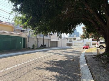 CASA MUY AMPLIA ENTRE PLAZA PATRIA Y LA SEATTLE