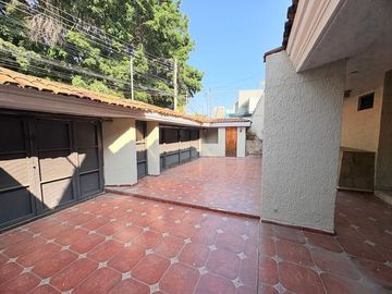 CASA MUY AMPLIA ENTRE PLAZA PATRIA Y LA SEATTLE