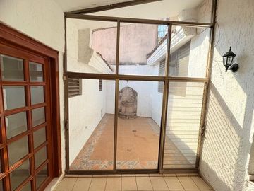 CASA MUY AMPLIA ENTRE PLAZA PATRIA Y LA SEATTLE