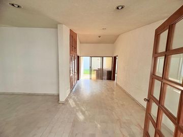CASA MUY AMPLIA ENTRE PLAZA PATRIA Y LA SEATTLE
