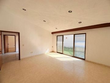 CASA MUY AMPLIA ENTRE PLAZA PATRIA Y LA SEATTLE