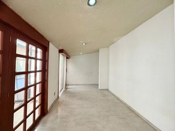 CASA MUY AMPLIA ENTRE PLAZA PATRIA Y LA SEATTLE