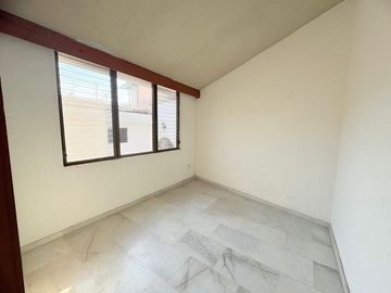 CASA MUY AMPLIA ENTRE PLAZA PATRIA Y LA SEATTLE