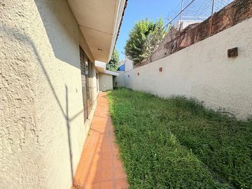 CASA MUY AMPLIA ENTRE PLAZA PATRIA Y LA SEATTLE