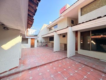 CASA MUY AMPLIA ENTRE PLAZA PATRIA Y LA SEATTLE
