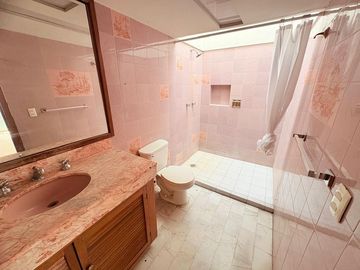 CASA MUY AMPLIA ENTRE PLAZA PATRIA Y LA SEATTLE