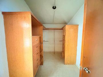 CASA MUY AMPLIA ENTRE PLAZA PATRIA Y LA SEATTLE