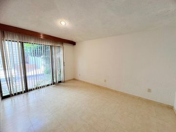 CASA MUY AMPLIA ENTRE PLAZA PATRIA Y LA SEATTLE