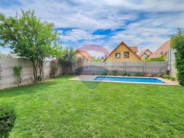 OPORTUNIDAD!! CASA FAMILIAR, Gran Patio! 4D/3B
