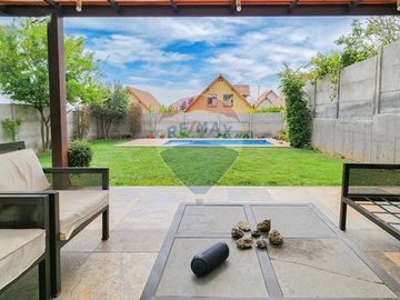 OPORTUNIDAD!! CASA FAMILIAR, Gran Patio! 4D/3B