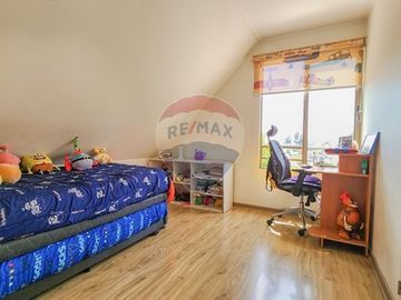 OPORTUNIDAD!! CASA FAMILIAR, Gran Patio! 4D/3B