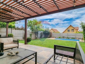 OPORTUNIDAD!! CASA FAMILIAR, Gran Patio! 4D/3B