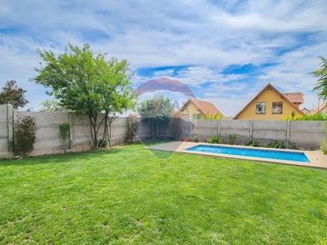 OPORTUNIDAD!! CASA FAMILIAR, Gran Patio! 4D/3B