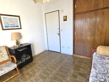 Av 12 1200  Impecable monoambiente dividido edificio SUX XI  Miramar