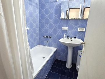 Av 12 1200  Impecable monoambiente dividido edificio SUX XI  Miramar