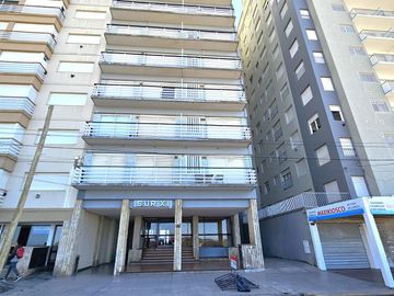 Av 12 1200  Impecable monoambiente dividido edificio SUX XI  Miramar