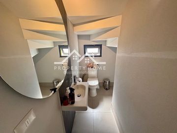 CASA AV DEL VALLE 3 DORM MAS ESCRITORIO MAS SERVICIO