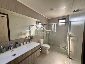 CASA AV DEL VALLE 3 DORM MAS ESCRITORIO MAS SERVICIO