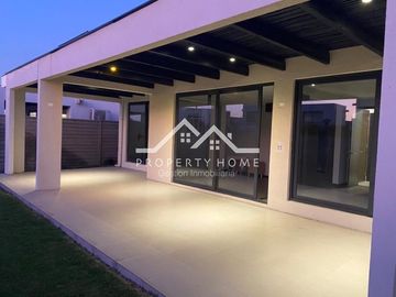 CASA AV DEL VALLE 3 DORM MAS ESCRITORIO MAS SERVICIO