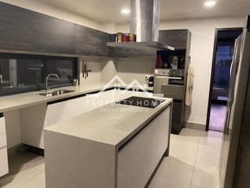 CASA AV DEL VALLE 3 DORM MAS ESCRITORIO MAS SERVICIO