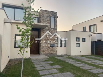CASA AV DEL VALLE 3 DORM MAS ESCRITORIO MAS SERVICIO