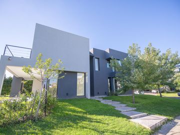 Casa en  Venta 5 ambientes ,Tipas, Nordelta 200