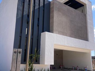 Casa en fraccionamiento residencial puerta de hierro