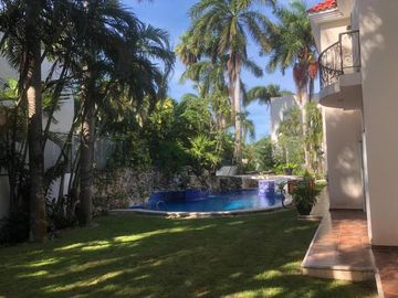 Casa en Venta en Residencial Villa Magna en Cancún 5 recámaras Coldwell Banker