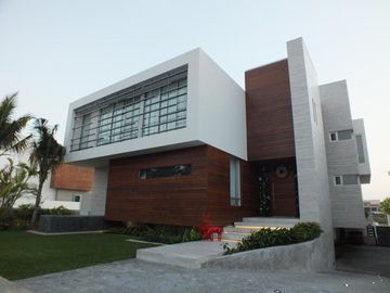 Lujosa Casa en Venta en el Condominio Residencial Puerto Cancún Coldwell Banker
