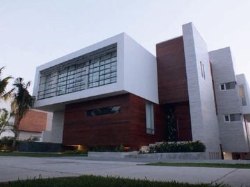 Lujosa Casa en Venta en el Condominio Residencial Puerto Cancún Coldwell Banker