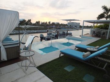 Lujosa Casa en Venta en el Condominio Residencial Puerto Cancún Coldwell Banker