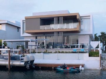 Lujosa Casa en Venta en el Condominio Residencial Puerto Cancún Coldwell Banker