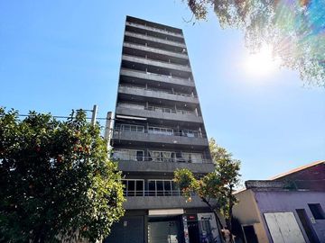 Amplio departamento de 1 dormitorio seminuevo en Libertad al 200, SMT. Con amenities!