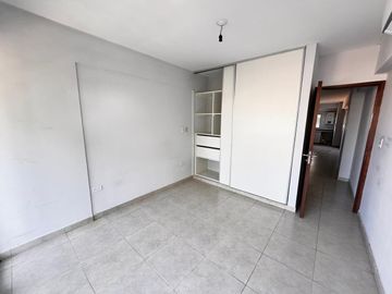 Amplio departamento de 1 dormitorio seminuevo en Libertad al 200, SMT. Con amenities!