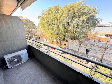 Amplio departamento de 1 dormitorio seminuevo en Libertad al 200, SMT. Con amenities!